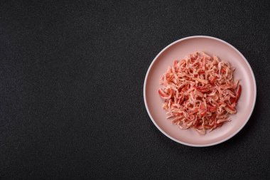 Yiyecek, kurutulmuş kalamar ya da aperatif ya da kurutulmuş et gibi doğranmış. Bira için abur cubur, tasarım için arka plan.