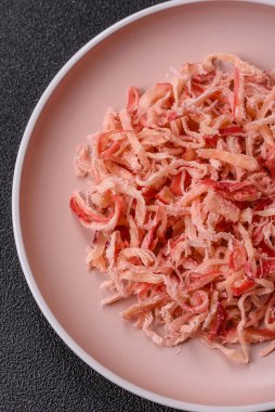 Yiyecek, kurutulmuş kalamar ya da aperatif ya da kurutulmuş et gibi doğranmış. Bira için abur cubur, tasarım için arka plan.