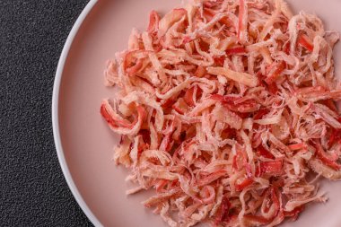 Yiyecek, kurutulmuş kalamar ya da aperatif ya da kurutulmuş et gibi doğranmış. Bira için abur cubur, tasarım için arka plan.