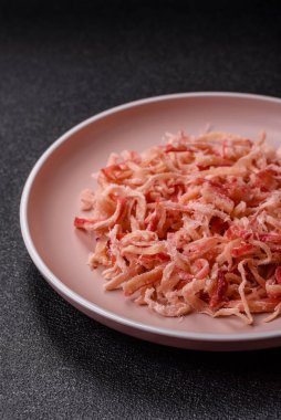 Yiyecek, kurutulmuş kalamar ya da aperatif ya da kurutulmuş et gibi doğranmış. Bira için abur cubur, tasarım için arka plan.