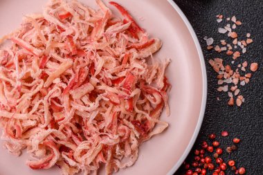 Yiyecek, kurutulmuş kalamar ya da aperatif ya da kurutulmuş et gibi doğranmış. Bira için abur cubur, tasarım için arka plan.