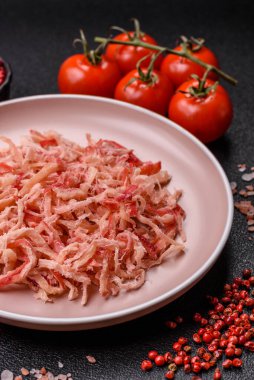 Yiyecek, kurutulmuş kalamar ya da aperatif ya da kurutulmuş et gibi doğranmış. Bira için abur cubur, tasarım için arka plan.