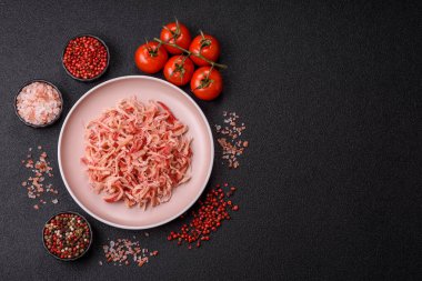 Yiyecek, kurutulmuş kalamar ya da aperatif ya da kurutulmuş et gibi doğranmış. Bira için abur cubur, tasarım için arka plan.