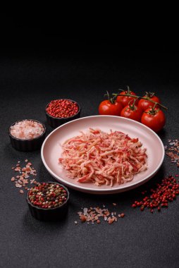 Yiyecek, kurutulmuş kalamar ya da aperatif ya da kurutulmuş et gibi doğranmış. Bira için abur cubur, tasarım için arka plan.