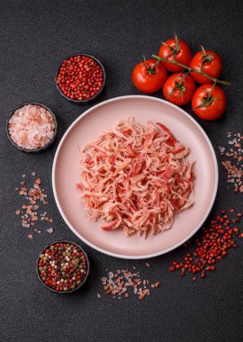 Yiyecek, kurutulmuş kalamar ya da aperatif ya da kurutulmuş et gibi doğranmış. Bira için abur cubur, tasarım için arka plan.