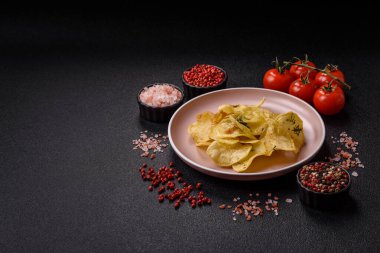 Tuzlu, baharatlı ve sarımsaklı cips. Tasarımınız için arka plan olarak patates pişirdim.