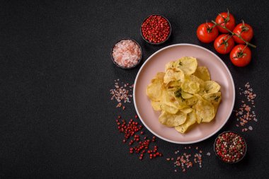 Tuzlu, baharatlı ve sarımsaklı cips. Tasarımınız için arka plan olarak patates pişirdim.