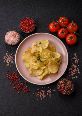 Tuzlu, baharatlı ve sarımsaklı cips. Tasarımınız için arka plan olarak patates pişirdim.