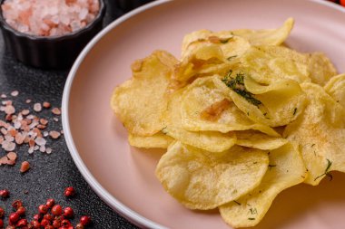 Tuzlu, baharatlı ve sarımsaklı cips. Tasarımınız için arka plan olarak patates pişirdim.