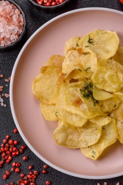 Tuzlu, baharatlı ve sarımsaklı cips. Tasarımınız için arka plan olarak patates pişirdim.