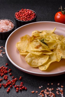 Tuzlu, baharatlı ve sarımsaklı cips. Tasarımınız için arka plan olarak patates pişirdim.