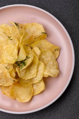 Tuzlu, baharatlı ve sarımsaklı cips. Tasarımınız için arka plan olarak patates pişirdim.