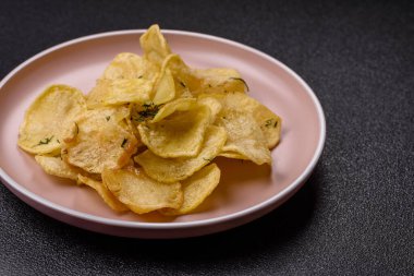 Tuzlu, baharatlı ve sarımsaklı cips. Tasarımınız için arka plan olarak patates pişirdim.