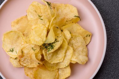 Tuzlu, baharatlı ve sarımsaklı cips. Tasarımınız için arka plan olarak patates pişirdim.