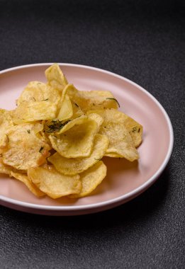 Tuzlu, baharatlı ve sarımsaklı cips. Tasarımınız için arka plan olarak patates pişirdim.