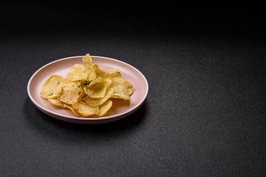 Tuzlu, baharatlı ve sarımsaklı cips. Tasarımınız için arka plan olarak patates pişirdim.