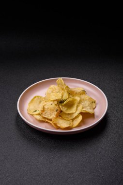 Tuzlu, baharatlı ve sarımsaklı cips. Tasarımınız için arka plan olarak patates pişirdim.