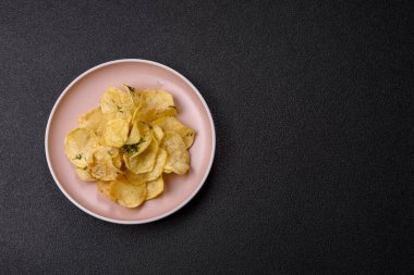 Tuzlu, baharatlı ve sarımsaklı cips. Tasarımınız için arka plan olarak patates pişirdim.