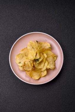 Tuzlu, baharatlı ve sarımsaklı cips. Tasarımınız için arka plan olarak patates pişirdim.