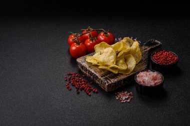 Tuzlu, baharatlı ve sarımsaklı cips. Tasarımınız için arka plan olarak patates pişirdim.