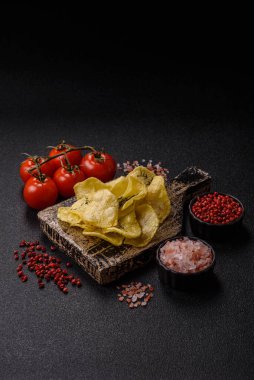 Tuzlu, baharatlı ve sarımsaklı cips. Tasarımınız için arka plan olarak patates pişirdim.