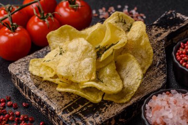 Tuzlu, baharatlı ve sarımsaklı cips. Tasarımınız için arka plan olarak patates pişirdim.