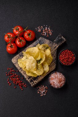 Tuzlu, baharatlı ve sarımsaklı cips. Tasarımınız için arka plan olarak patates pişirdim.