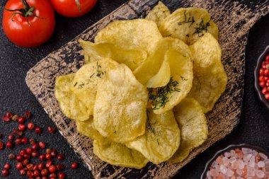 Tuzlu, baharatlı ve sarımsaklı cips. Tasarımınız için arka plan olarak patates pişirdim.