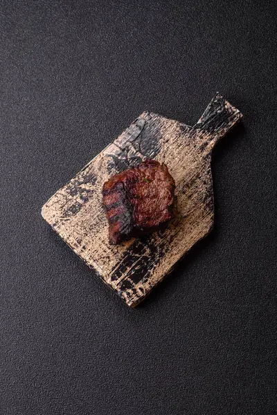 Tuz ve biberli ızgara biftek eti. Biftek ızgarada ızgara. Tasarımın için arka plan olarak.