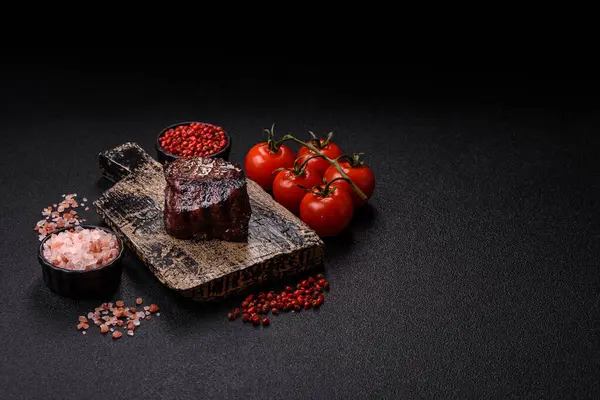 Tuz ve biberli ızgara biftek eti. Biftek ızgarada ızgara. Tasarımın için arka plan olarak.