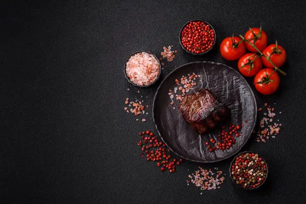 Tuz ve biberli ızgara biftek eti. Biftek ızgarada ızgara. Tasarımın için arka plan olarak.