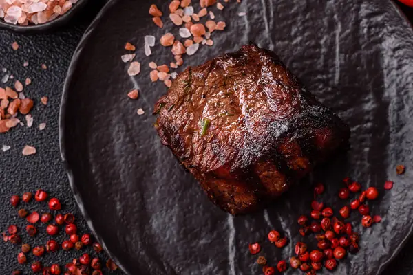 Tuz ve biberli ızgara biftek eti. Biftek ızgarada ızgara. Tasarımın için arka plan olarak.