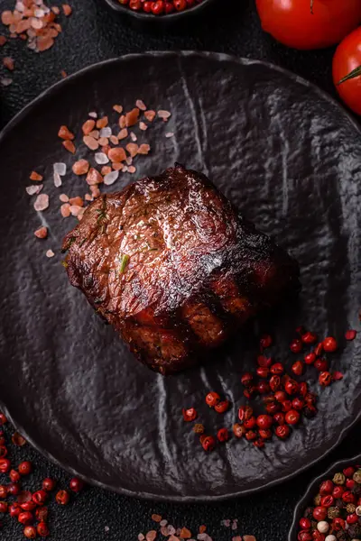 Tuz ve biberli ızgara biftek eti. Biftek ızgarada ızgara. Tasarımın için arka plan olarak.