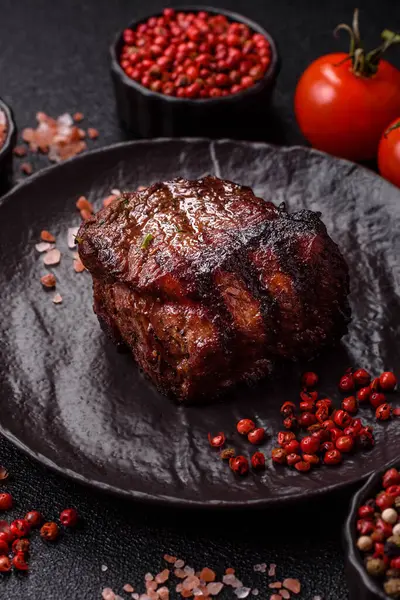 Tuz ve biberli ızgara biftek eti. Biftek ızgarada ızgara. Tasarımın için arka plan olarak.