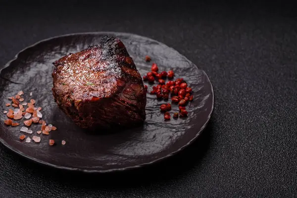 Tuz ve biberli ızgara biftek eti. Biftek ızgarada ızgara. Tasarımın için arka plan olarak.