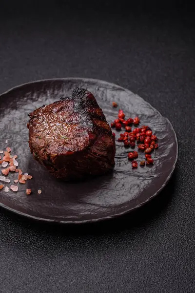 Tuz ve biberli ızgara biftek eti. Biftek ızgarada ızgara. Tasarımın için arka plan olarak.
