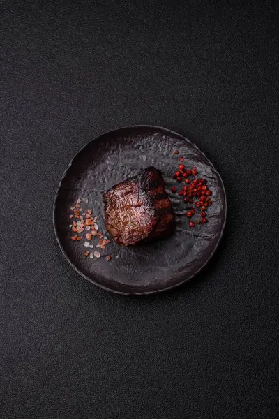 Tuz ve biberli ızgara biftek eti. Biftek ızgarada ızgara. Tasarımın için arka plan olarak.