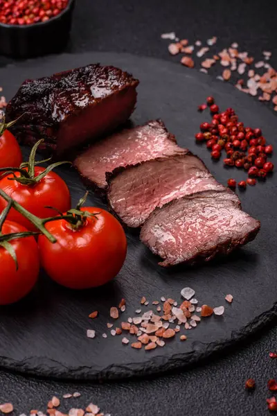 Tuz ve biberli ızgara biftek eti. Biftek ızgarada ızgara. Tasarımın için arka plan olarak.