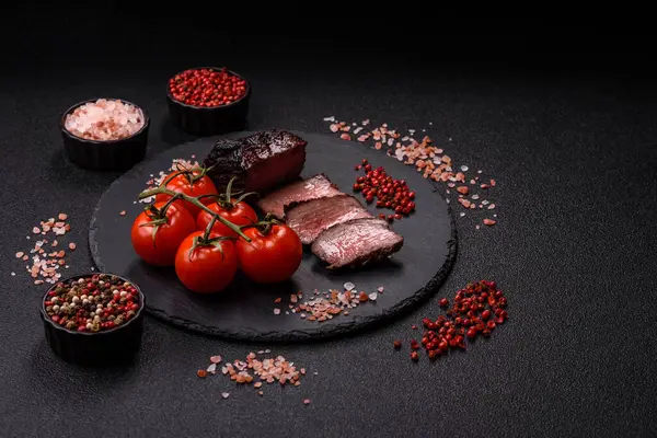 Tuz ve biberli ızgara biftek eti. Biftek ızgarada ızgara. Tasarımın için arka plan olarak.