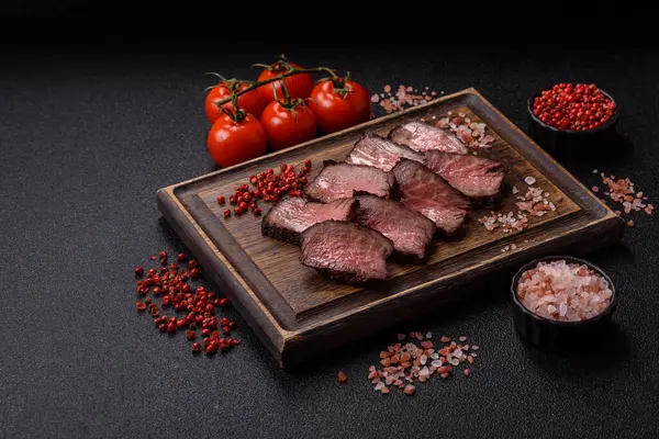 Tuz ve biberli ızgara biftek eti. Biftek ızgarada ızgara. Tasarımın için arka plan olarak.