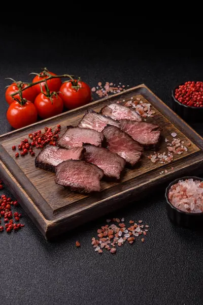 Tuz ve biberli ızgara biftek eti. Biftek ızgarada ızgara. Tasarımın için arka plan olarak.