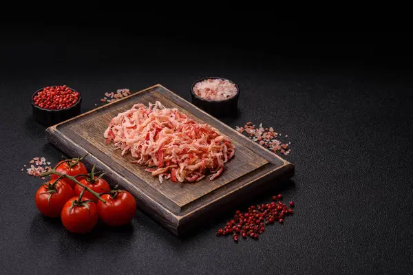 Yiyecek, kurutulmuş kalamar ya da aperatif ya da kurutulmuş et gibi doğranmış. Bira için abur cubur, tasarım için arka plan.