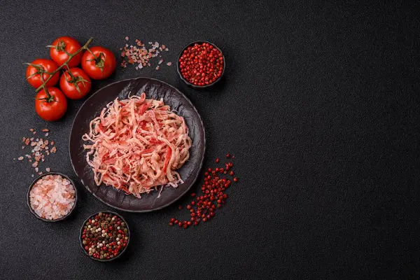 Yiyecek, kurutulmuş kalamar ya da aperatif ya da kurutulmuş et gibi doğranmış. Bira için abur cubur, tasarım için arka plan.