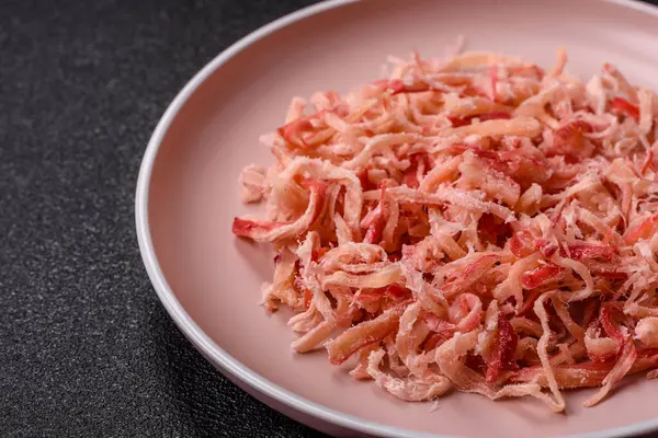 Yiyecek, kurutulmuş kalamar ya da aperatif ya da kurutulmuş et gibi doğranmış. Bira için abur cubur, tasarım için arka plan.