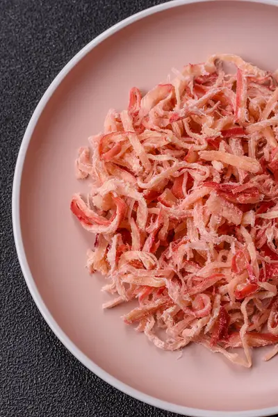 Yiyecek, kurutulmuş kalamar ya da aperatif ya da kurutulmuş et gibi doğranmış. Bira için abur cubur, tasarım için arka plan.