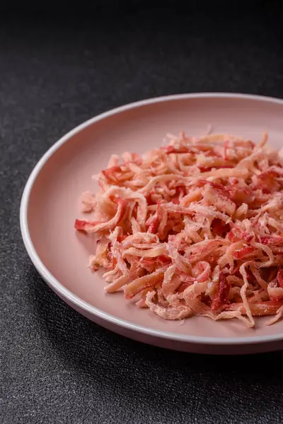 Yiyecek, kurutulmuş kalamar ya da aperatif ya da kurutulmuş et gibi doğranmış. Bira için abur cubur, tasarım için arka plan.