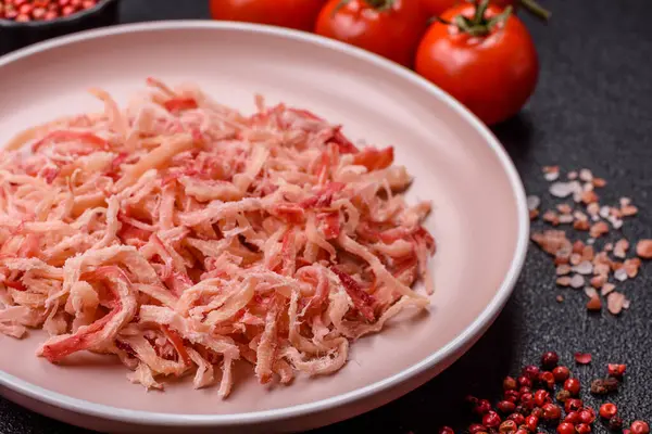 Yiyecek, kurutulmuş kalamar ya da aperatif ya da kurutulmuş et gibi doğranmış. Bira için abur cubur, tasarım için arka plan.