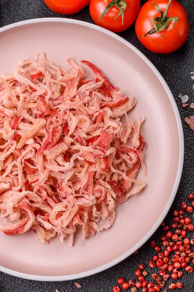 Yiyecek, kurutulmuş kalamar ya da aperatif ya da kurutulmuş et gibi doğranmış. Bira için abur cubur, tasarım için arka plan.