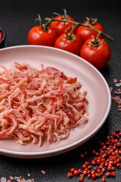 Yiyecek, kurutulmuş kalamar ya da aperatif ya da kurutulmuş et gibi doğranmış. Bira için abur cubur, tasarım için arka plan.