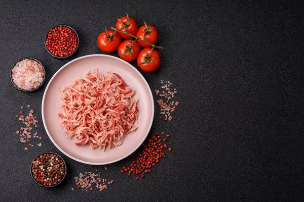 Yiyecek, kurutulmuş kalamar ya da aperatif ya da kurutulmuş et gibi doğranmış. Bira için abur cubur, tasarım için arka plan.